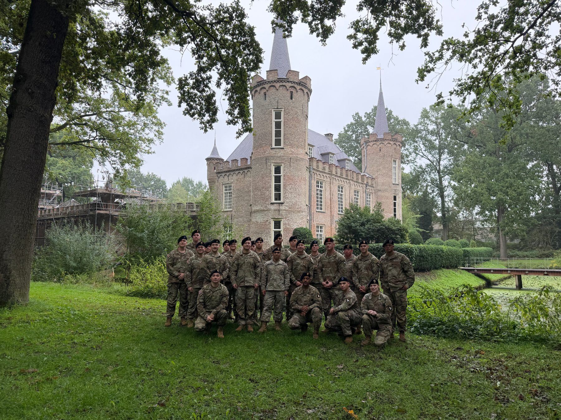 Soldiers of the 101st Airborne gathered on the lawn at Kasteel Henkenshage