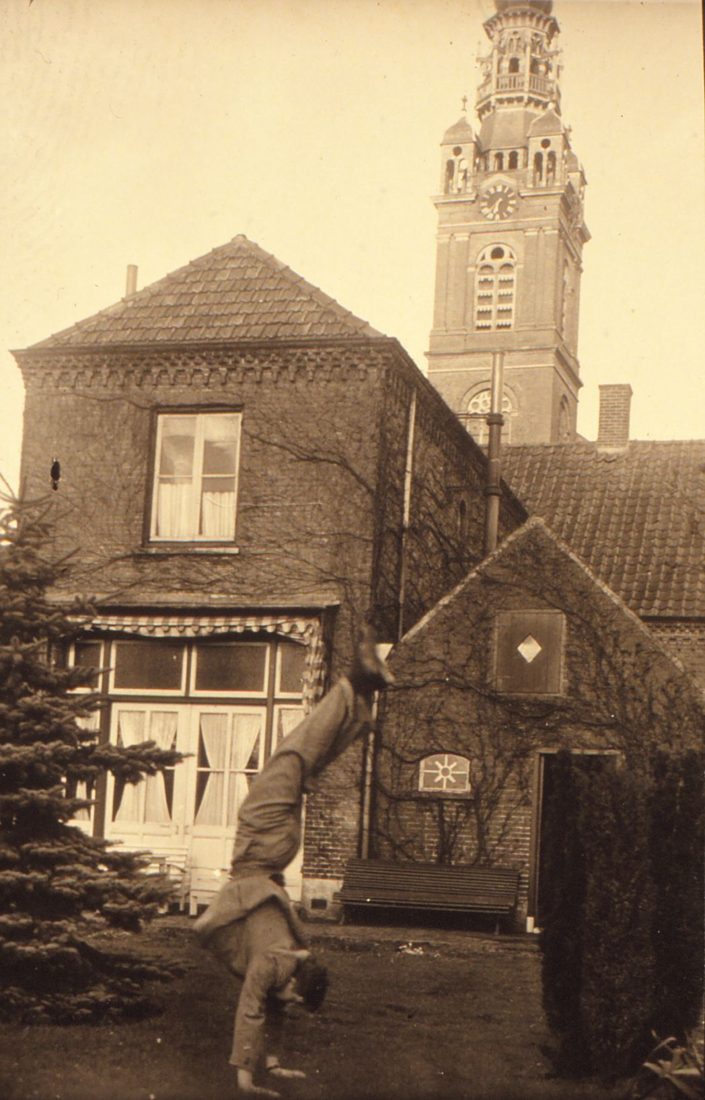 Het huis van de familie Otten in Erp in vroeger jaren, met de kerktoren erachter