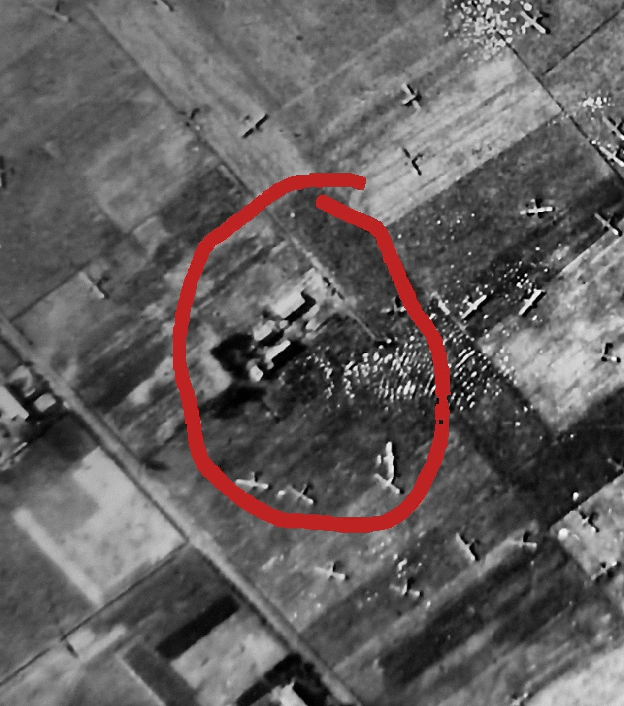 Aerial reconnaissance photograph, zoomed in on the Van Overveld farm buildings circled in red, with gliders scattered across the surrounding fields
