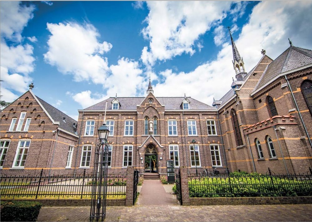 De Edith Steinschool in Veghel, een bakstenen voormalig kloostergebouw