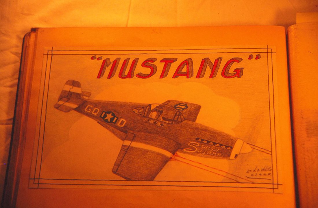 Een tekening van een Mustang-jachtvliegtuig in het album van de familie Otten