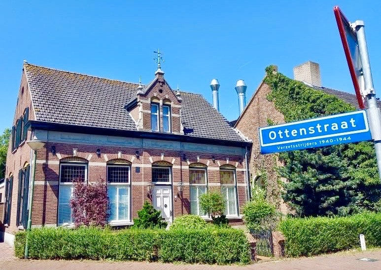 Het Pyama-huis in Erp vandaag, naast het straatnaambord Ottenstraat