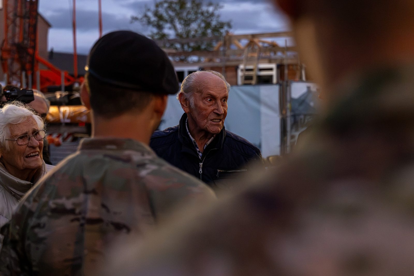 Adriaan van Hooft speaking with a soldier of the 101st Airborne